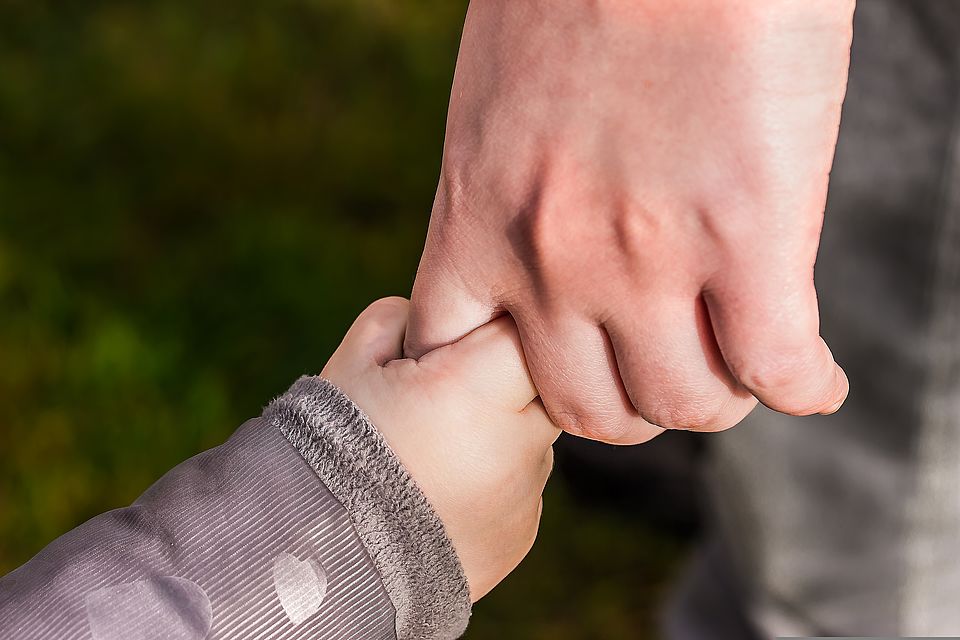 Elternteil und Kind Hand und Hand: Damit das auch Eltern mit psychischer Erkrankung gut gelingt, bietet die Erziehungs- und Familienberatung des DRK-Kreisverbandes Märkisch-Oder-Havel-Spree e.V. eine neue Gesprächsgruppe an.