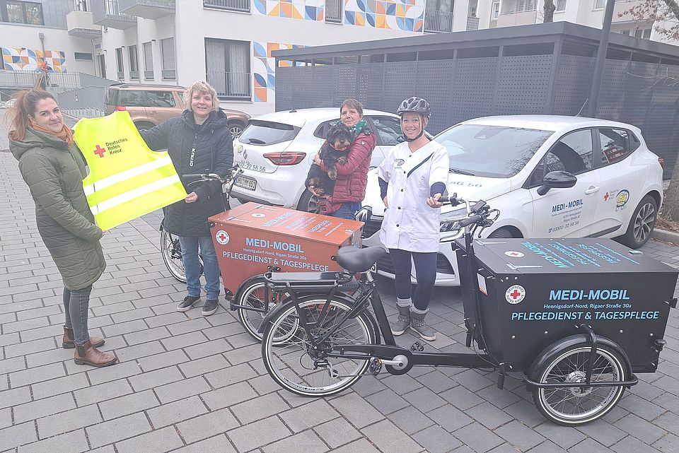 Ulrike Schneeweiß, Nadine Burbas, Jana Hapke mit Hündin Cilli und Caroline Ott (v. l.)