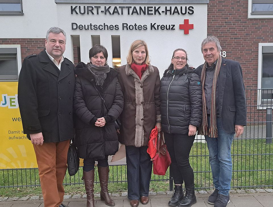 Vor dem Kurt-Kattanek-Haus in Erkner: Michal Mikolajczyk vom Vorstand des Polnischen Roten Kreuzes, die polnische Generaldirektorin Katarzyna Mikolajczyk, Mechthild Richert vom Generalsekretariat des Deutschen Roten Kreuzes sowie vom DRK-Kreisverband Märkisch-Oder-Havel-Spree e.V. Vorstandsmitglied Alexandra Föhlinger und Präsident Manfred Helbig (von links)