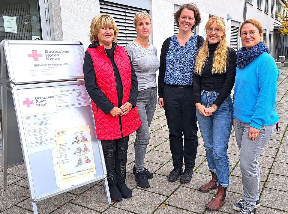 Das Team der Schwangerenberatung des DRK-Kreisverbandes Märkisch-Oder-Havel-Spree e.V. in Oranienburg und Hennigsdorf: Kim Diller, Gabi Baudisch, Juliane Eidt, Jennifer Kuhfeld und Tina Telschow (von links) vor dem Bürgerzentrum in der Albert-Buchmann-Straße in Oranienburg