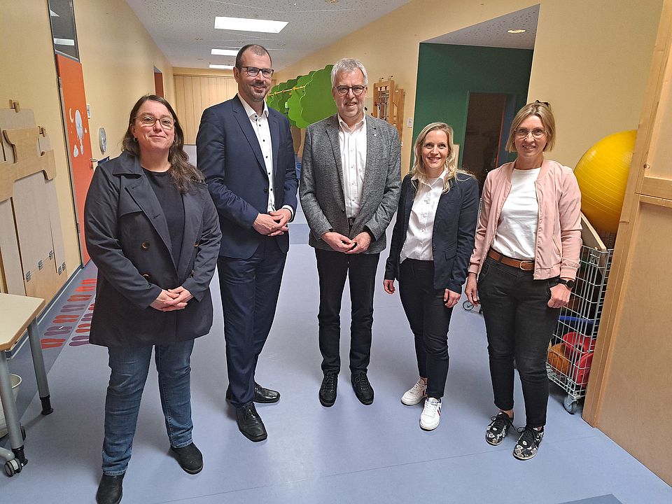 Hoher Besuch in der DRK-Kita „Am See“ in Strausberg: die Landtagsabgeordnete Elske Hildebrand, der Landesminister für Bildung, Jugend und Sport, Steffen Freiberg, der Vorstandsvorsitzende des DRK-Kreisverbandes Märkisch-Oder-Havel-Spree e.V., Klaus Bachmayer, DRK-Kita-Praxisberaterin Maria Rode und Kita-Leiterin Nicole Furchert (v. l.)